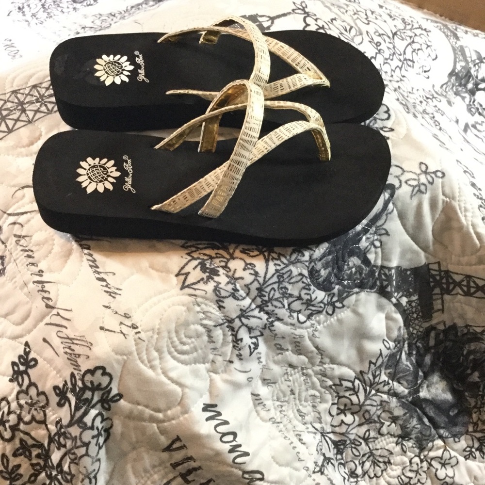 Like new yellow box flip flops